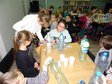 Karmniki dla ptaków powstały dziś w wieluńskiej bibliotece miejskiej